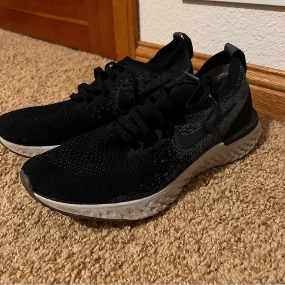 Nike Epic React Flyknit Running Shoes Black White Women’s 9 Lightweight Comfort - Picture 1 of 6